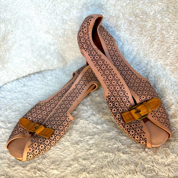 gentle souls Shoes - NWOT Gentle Souls Women’s 8.5M Leather Pink Plush Buckle Top Slip On Floral Flat